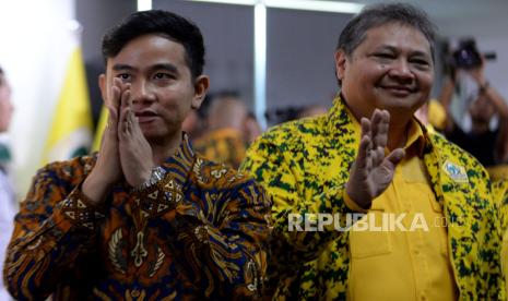 Ketua Umum Partai Golkar Airlangga Hartarto bersama Walikota Solo Gibran Rakabuming Raka saat menghadiri Rapimnas II Partai Golkar di Kantor DPP Partai Golkar, Jakarta, Sabtu (21/10/2023). Rapimnas II Partai Golkar tersebut mengusulkan pasangan Bakal calon Presiden dan Wakil presiden pada pilpres 2024 yaitu Prabowo Subianto dan Gibran Rakabuming Raka.