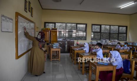 Pembelajaran tatap muka di tingkat sekolah dasar (Ilustrasi). Dokter paru merekomendasikan agar anak-anak, khususnya usia 6 hingga 11 tahun dan usia dini, bersekolah secara online hingga puncak kasus omicron terlewati.