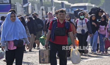 Pemudik menuju kampung halaman. Kepala Badan Kebijakan Fiskal Kementerian Keuangan (Kemenkeu) Febrio Kacaribu memproyeksikan, perputaran uang kartal di masyarakat akan mengalami peningkatan tajam sebesar 10-15 persen saat periode Lebaran 2023.