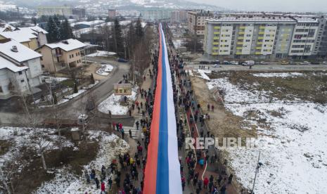 Bendera raksasa Serbia di Sarajevo, Bosnia, Ahad  (9/1/2022). PBB prihatin meningkatnya ujaran kebencian di Bosnia dan Serbia 