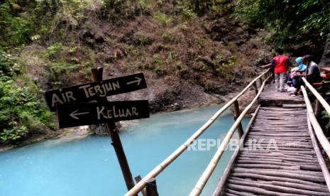 Pengunjung menikmati wisata di Air Terjun Kedung Pedut, Kulonprogo, Yogyakarta (ilustrasi). Dinas Pariwisata Kabupaten Kulon Progo, Daerah Istimewa Yogyakarta, menyiagakan cakruk wisata istimewa menjadi posko-posko di 40 objek wisata yang tersebar di wilayah ini. 