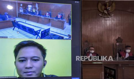 Layar yang menampilkan terdakwa Doni M Taufik alias Doni Salmanan saat sidang vonis kasus penipuan investasi opsi biner Quotex secara daring di Pengadilan Negeri Bale Bandung Kelas IA, Jalan Jaksa Naranata, Baleendah, Kabupaten Bandung, Kamis (15/12/2022). Majelis Hakim menjatuhkan vonis empat tahun hukuman penjara subsider enam bulan dan denda Rp 1 miliar terhadap terdakwa Doni Salmanan karena terbukti bersalah telah menyebarkan informasi bohong kepada member Quotex sehingga menyebabkan kerugian kurang lebih mencapai Rp 24 miliar. Republika/Abdan Syakura