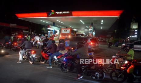 Sejumlah pengendara sepeda motor antre mengisi BBM di SPBU Kawasan Otista, Jakarta, Rabu (31/8/2022). Terpantau di sejumlah SPBU di Jakarta dipadati pengendara yang mengantre BBM akibat rencana pemerintah menaikkan harga BBM jenis pertalite dan solar bersubsidi per tanggal 1 September 2022. Prayogi/Republika