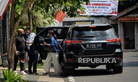 Tim Lembaga Perlindungan Saksi dan Korban (LPSK) tiba di kediaman istri mantan Kadiv Propam Polri Irjen Ferdy Sambo, Putri Candrawathi di Jalan Saguling III, Kompleks Pertambangan, Duren Tiga, Jakarta Selatan, Selasa (9/8/2022). Kunjungan LPSK tersebut dalam rangka pemeriksaan atau asesmen psikologis terhadap Putri yang sebelumnya mengajukan permohonan perlindungan kepada LPSK sebagai korban dugaan pelecehan dalam kasus kematian Brigadir J.