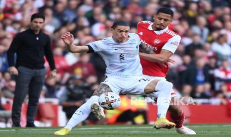 Pemain Liverpool Darwin Nunez (kiri) beraksi melawan pemain Arsenal William Saliba (kanan) selama pertandingan sepak bola Liga Premier Inggris antara Arsenal FC dan Liverpool FC di London, Inggris, 09 Oktober 2022.