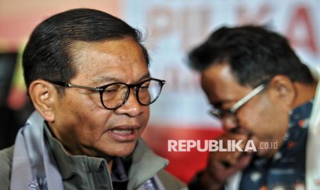 Pasangan Calon Gubernur dan Wakil Gubernur DKI Jakarta nomor urut 3 Pramono Anung (kiri) dan Rano Karno (kanan) menyampaikan konferensi pers terkait perhitungan cepat Pilkada 2024 di Jakarta, Rabu (27/11/2024). Dalam kesempatannya, paslon Pramono-Rano mengucapkan terimakasih kepada warga Jakarta atas dukungannya, dan berharap hasil quick count, exit poll dan real count dari KPU DKI Jakarta berbuah kemenangan baginya. Namun, berdasarkan quick count atau perhitungaan cepat dari Litbang Kompas pukul 16.07 dengan jumlah suara masuk sebesar 87,50 persen, pasangan Calon Gubernur dan Wakil Gubenur DKI Jakarta nomor urut tiga Pramono Anung-Rano Karno unggul 49,40 persen, paslon nomor urut satu Ridwan Kamil-Suswono 40,26 persen dan paslon nomor urut dua Dharma Pongrekun-Kun Wardana 10,34 persen