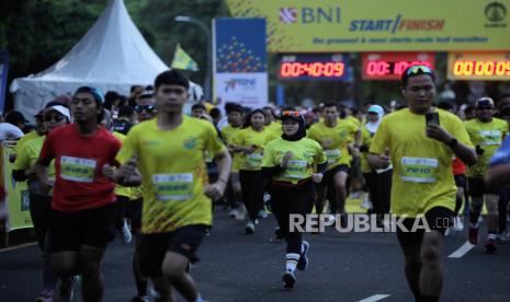 Sejumlah peserta berlari saat BNI UI Half Marathon 2023 di Kampus Universitas Indonesia, Depok, Jawa Barat, Ahad (16/7/2023). BNI UI Half Marathon 2023 bertema The Greenest and Most Sterile Route Half Marathon yang terbagi dari tiga kategori jarak 5K, 10K dan 21K tersebut diikuti oleh 6.000 peserta. Kegiatan tahunan yang diikuti oleh komunitas lari, atlet Ikatan Alumni Universitas Indonesia dan masyarakat Umum dari daerah Jabodetabek tersebut menyajikan pengalaman berlari di kawasan Kampus Universitas Indonesia yang dikelilingi hutan dan bebas dari kendaraan.