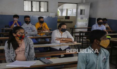 Siswa yang mengenakan masker wajah sebagai tindakan pencegahan terhadap virus corona, menghadiri kelas saat sekolah dibuka kembali setelah ditutup selama berbulan-bulan karena pandemi COVID-19 di Ahmedabad, India, Senin, 11 Januari 2021. Negara bagian Gujarat telah membuka kembali sekolah hanya untuk kelas 10 dan 12.