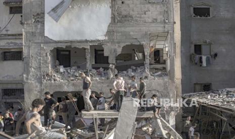 Palestinians search for bodies and survivors among the rubble of a residential building following an Israeli airstrike on the Khan Younis refugee camp in the southern Gaza Strip, 04 November 2023. More than 9,100 Palestinians and at least 1,400 Israelis have been killed, according to the Israel Defense Forces (IDF) and the Palestinian health authority, since Hamas militants launched an attack against Israel from the Gaza Strip on 07 October, and the Israeli operations in Gaza and the West Bank which followed it.  