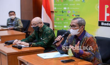 Kepala Badan Kepegawaian Negara (BKN) Bima Haria (tengah) bersama Wakil Ketua Komisi Pemberantasan Korupsi (KPK) Alexander Marwata (kanan) saat menyampaikan konferensi pers di kantor BKN, Jakarta, Selasa (25/5). Wakil Ketua KPK Alexander Marwata menyatakan sebanyak 24 dari 75 pegawai KPK yang tidak lulus tes wawasan kebangsaan (TWK) masih dimungkinkan untuk dibina sebelum diangkat menjadi aparatur sipil negara (ASN), sementara 51 pegawai lainnya akan diberhentikan dan masih diperbolehkan bekerja hingga November 2021 mendatang. Republika/Thoudy Badai