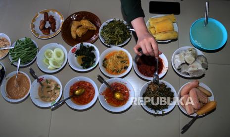 Pengunjung memilih menu makanan kebun khas Ternate yang disajikan di salah satu rumah makan di Kota Ternate, Maluku Utara, Rabu (14/12/2022). 