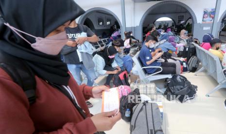 Penumpang menunggu kereta jelang libur Idul Fitri di Stasiun Kereta Pasar Senen Jakarta, Indonesia, 29 April 2022.