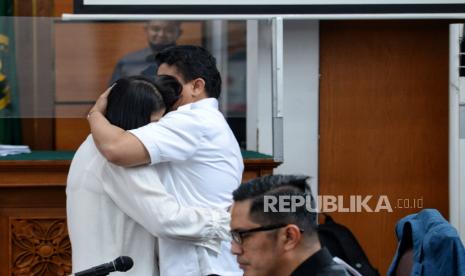 Terdakwa kasus dugaan pembunuhan berencana terhadap Brigadir Nofriansyah Yosua Hutabarat, Ferdy Sambo (kedua kiri) memeluk istrinya terdakwa Putri Candrawathi (kiri) saat sidang. Istri Ferdy Sambo, Putri Candrawathi hadiri sidang daring karena positif Covid-19.