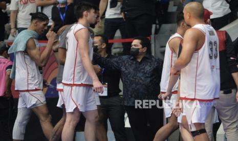 Menteri BUMN Erick Thohir memberikan semangat kepada timnas basket Indonesia dalam pertandingan window ketiga Kualifikasi FIBA World Cup 2023 Grup C Zona Asia melawan Yordania di Istora Senayan, Jakarta, beberapa waktu lalu.