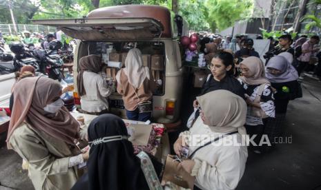 Simpatisan mengantre untuk mengambil makanan pada food truck yang dihadirkan oleh Olppaemi Project di Jakarta, Kamis (18/1/2024). Mobil kiriman Olppaemi Project yang merupakan fandom k-popers tersebut membawa bingkisan makanan yang nantinya dibagi-bagikan kepada para pendukung Anies. Tak hanya makanan, Olppaemi Project juga menyediakan souvenir berupa photocard, sticker, dan standing banner bergambar Anies.