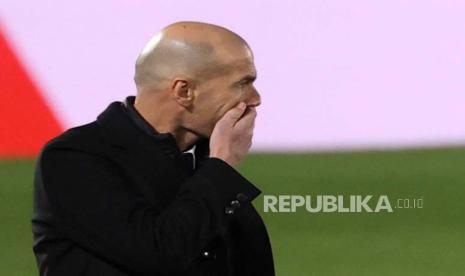  Pelatih kepala Real Madrid Zinedine Zidane bereaksi selama pertandingan sepak bola LaLiga Spanyol antara Real Madrid melawan Real Sociedad di stadion Alfredo Di Stefano di Madrid, Spanyol, 01 Maret 2021.