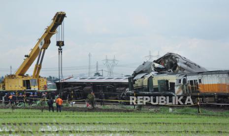 Petugas mengevakuasi gerbong kereta dalam tabrakan kereta api KA Turangga dengan KA Commuter yang berlokasi tidak jauh dari Stasiun Cicalengka, Bandung, Jawa Barat, Jumat (5/1/2023). 