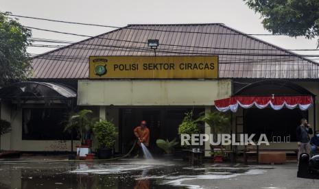 Suasana pasca penyerangan di Polsek Ciracas, Jakarta, Sabtu, (29/8). Polsek Ciracas dikabarkan diserang oleh sejumlah orang tak dikenal pada Sabtu (29/8) dini hari. Republika/Putra M. Akbar