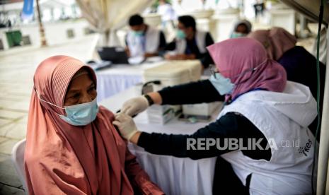 Tenaga kesehatan menyuntikan vaksin booster Covid-19 kepada warga di sentra vaksinasi di kawasan Kota Tua, Jakarta