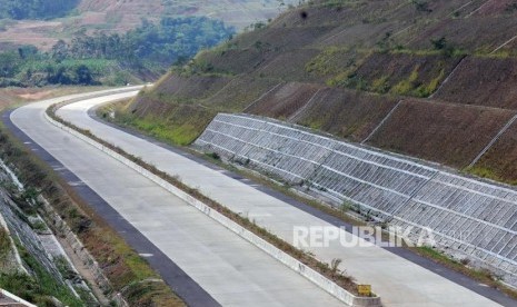 Suasana proyek Tol Cileunyi-Sumedang-Indramayu (Cisumdawu), Kabupaten Sumedang, Jawa Barat, Selasa (12/6).