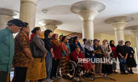 Civitas akademika Universitas Gadjah Mada menyatakan sikap saat acara bertajuk Kartini Bangkit: Mengawal Putusan MK untuk Demokrasi Indonesia di Balairung UGM, Sleman, D.I Yogyakarta, Ahad (21/4/2024). Jelang pembacaan PHPU atau sengketa Pilpres 2024 oleh MK pada Senin, 22 April 2024, para civitas akademika perempuan UGM berharap agar 8 hakim Mahkamah Konstitusi (MK) tidak hanya memutuskan berdasarkan koridor UU No. 7/2017, namun juga melihat fakta-fakta yang disampaikan hingga mempertimbangkan Amicus Curiae yang sudah disampaikan oleh berbagai pihak. 