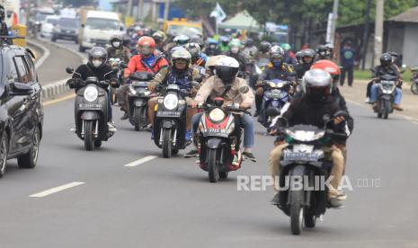 Pemudik melintas di jalur Pantura Lohbener, Indramayu, Jawa Barat, Jumat (29/4/2022). Pada H-3 Lebaran 2022, arus lalu lintas di Jalur Pantura Jawa Barat menuju Jawa Tengah terpantau ramai lancar dan didominasi pemudik kendaraan bersepeda motor. 