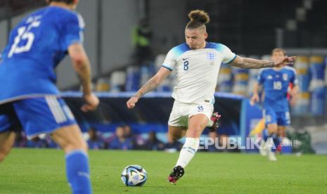 Kalvin Phillips dari Inggris beraksi pada pertandingan sepak bola kualifikasi UEFA EURO 2024 antara Italia dan Inggris di stadion Diego Armando Maradona di Naples, Italia ,(23/3/2023).