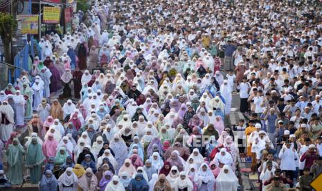  Umat Islam melaksanakan sholat Idul Fitri (ilustrasi)