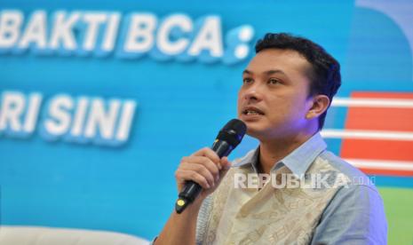 Publik figur sekaligus Duta Bakti BCA Nicholas Saputra berdiskusi saat acara peluncuran kampanye #BuktiBaktiBCA di Jakarta, Rabu (24/04/2024). PT Bank Central Asia Tbk menggelar peluncuran kampanye Bukti Bakti BCA yang merupakan program pengembangan berkelanjutan guna memberikan dampak sosial bagi masyarakat dalam sektor pendidikan, kesehatan, lingkungan dan budaya.