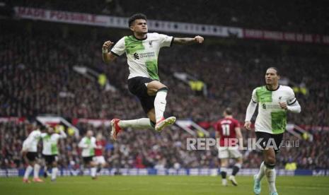 Pemain Liverpool Luis Diaz melakukan selebrasi seusai mencetak gol pada pertandingan sepak bola Liga Premier Inggris antara Manchester United dan Liverpool di stadion Old Trafford, Manchester, Ahad (7/4/2024). Pertandingan berakhir imbang 2-2. Gol MU dicetak Bruno Fernandes di menit ke-50 dan Kobbie Mainoo menit ke-67. Sementara itu Liverpool mencetak gol lewat Luis Diaz menit ke-23 dan Mohamed Salah menit ke-84.