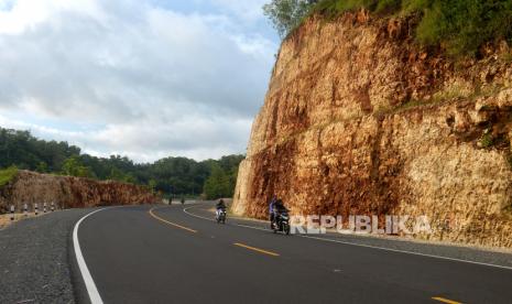 Jalur Jalan Lintas Selatan (JJLS) yang terhubung ke Trenggalek (ilustrasi). Polres Trenggalek, Jawa Timur, meminta para pengendara yang melintas di JLS tak selfie karena bikin macet dan berbahaya.