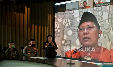 Layar yang menampilkan Ketua Majelis Ulama Indonesia (MUI) Cholil Nafis bersama Kepala Biro Penerangan Masyarakat (Karopenmas) Divisi Humas Polri Brigjen Rusdi Hartono (tengah) dan perwakilan Badan Penanggulangan Ekstremisme dan Terorisme (BPET) Majelis Ulama Indonesia (MUI) Muhammad Makmun Rasyid (kiri)  memberikan keterangan pers terkait kasus penangkapan terduga teroris jaringan Jemaah Islamiyah (JI) di Gedung Divisi Humas Polri, Jakarta, Rabu (17/11). Densus 88 menangkap tiga terduga teroris di Bekasi Jawa Barat yang terafiliasi oleh Jemaah Islamiyah salah satunya menjabat sebagai anggota fatwa Majelis Ulama Indonesia.