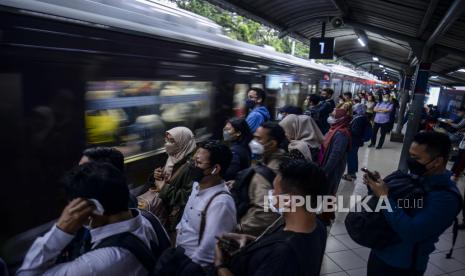 Calon penumpang bersiap menaiki KRL Commuter Line di Stasiun Sudirman, Jakarta, Senin (19/12/2022). Pemerintah merencanakan kenaikan tarif KRL Commuter Line pada tahun 2023 menjadi Rp 5.000 per 25 kilometer pertama dan untuk tarif lanjutan 10 kilometer berikutnya tetap Rp 1.000. Republika/Putra M. Akbar