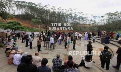 Pengunjung berwisata di Titik Nol Ibu Kota Negara (IKN) Nusantara, Penajam Paser Utara, Kalimantan Timur. Sektor wisata Kaltim diharap meningkat dengan adanya IKN.