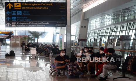 Sejumlah calon penumpang menuggu jam keberangkatan di Terminal 3 Bandara Soekarno Hatta, Tangerang, Banten, Rabu (13/5). Meski penerbangan domestik sudah dibuka dan beberapa maskapai beroperasi untuk pertama kalinya, PT Angkasa Pura (AP) II mengklaim, bila pergerakan penumpang dan pesawat tidak terlalu signifikan di bandara Internasional Soekarno Hatta, Tangerang