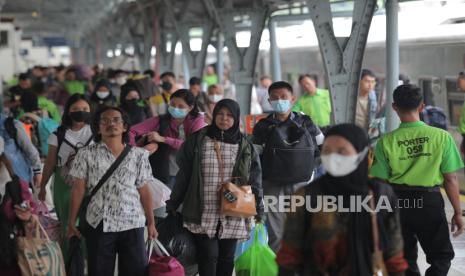 Sejumlah penumpang KA Fajar Utama tiba di Stasiun Pasar Senen, Jakarta, Senin (1/1/2024). PT Kereta Api Indonesia (KAI) Daop 1 Jakarta menyebutkan puncak arus mudik libur Natal 2023 dan tahun baru 2024 diperkirakan terjadi pada Senin (1/1/2024) dan Selasa (2/1/2024) dengan total penumpang kedatangan mencapai sekitar 42.708 penumpang dengan tujuan Cirebon, Semarang, Yogyakarta, Bandung, dan Surabaya. 