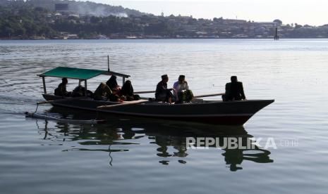 Umat Islam menumpang perahu motor menuju ke lokasi shalat Idul Adha di Dermaga Pelabuhan Porasko, Apo Pantai, Jayapura, Papua, Kamis (29/6/2023). Pemerintah menetapkan Idul Adha 1444 Hijriah pada Kamis (29/6). 