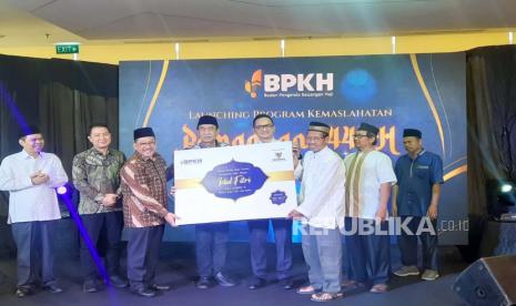 Badan Pengelola Keuangan Haji (BPKH) bersama 11 mitra kemaslahatan memberikan bantuan Alquran dan kado Ramadhan senilai Rp 15 miliar dalam acara peluncuran program kemaslahatan Ramadhan 1444 H Bersama BPKH di Muamalat Tower, Jakarta Selatan, Selasa (11/4/2023). 