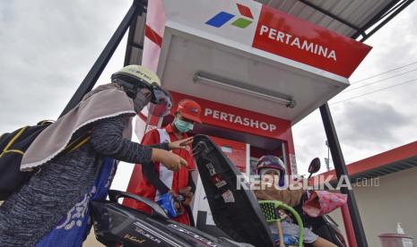 Petugas mengisi BBM jenis Pertamax di Pertashop (Pertamina Shop) Desa Mambalan, Kecamatan Gunungsari, Lombok Barat, NTB, Ahad (28/3). PT Pertamina memastikan stok BBM masih mencukupi meskipun terjadi kebakaran di Kilang Balongan.