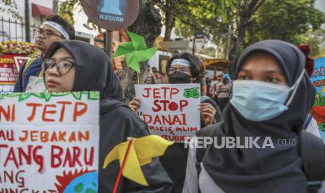 Aktivis lingkungan hidup memegang plakat saat unjuk rasa Power Up di luar gedung KPU di Jakarta, Indonesia, 03 November 2023. Puluhan aktivis menggelar unjuk rasa menuntut komitmen calon presiden untuk memberikan solusi terhadap isu iklim dan transisi energi. Indonesia diperkirakan akan meningkatkan pembangkitan energi terbarukan hingga 44 persen pada tahun 2030 melalui kemitraan Just Energy Transition Partnership (JETP).