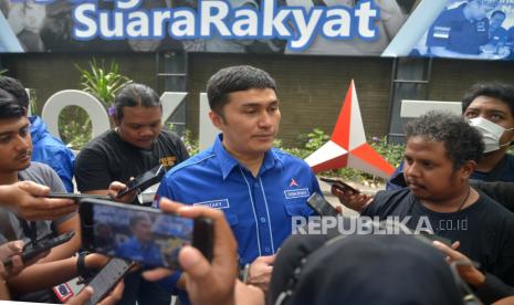 Kepala Badan Komunikasi Strategis DPP Partai Demokrat (PD) Herzaky Mahendra Putra menjawab pertanyaan wartawan usai acara konferesi pers terkait kasus hukum yang menimpa Gubernur Papua yang juga Ketua DPD Partai Demokrat Papua Lukas Enembe di Kantor DPP Partai Demokrat, Jakarta, Kamis (29/9/2022). Partai Demokrat menonaktifkan Lukas Enembe dari jabatan Ketua DPD Partai Demokrat Papua sebagai bentuk konsisten mendukung setiap upaya penegakan hukum termasuk kasus korupsi. Republika/Prayogi.