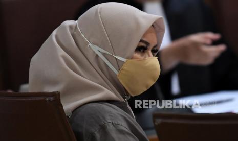 Mantan Bupati Kutai Kartanegara Rita Widyasari memberikan kesaksian dalam sidang kasus dugaan suap terkait pengurusan atau penanganan sejumlah kasus di KPK dengna terdakwa Stepanus Robin Pattuju di Pengadilan Tipikor, Jakarta, Senin (18/10/2021). Sidang tersebut beragendakan mendengarkan keterangan saksi salah satunya yaitu mantan Bupati Kutai Kartanegara Rita Widyasari yang juga merupakan terpidana suap dan grativikasi.