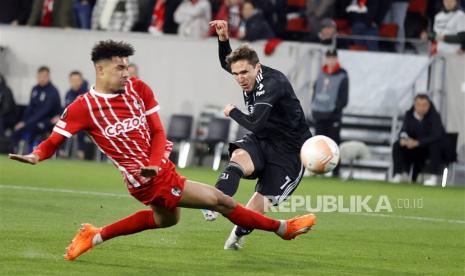  Penyerang sayap Juventus, Federico Chiesa (kanan). 