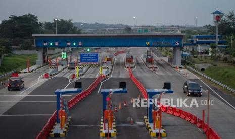 Kendaraan keluar tol melalui Gerbang Tol Colomadu, Karanganyar, Jawa Tengah, Selasa (21/4/2020). Pemerintah menetapkan kebijakan larangan mudik dan berencana mambatasi kendaraan yang melewati jalan tol hanya untuk kepentingan mengangkut logistik, layanan kesehatan hingga perbankan