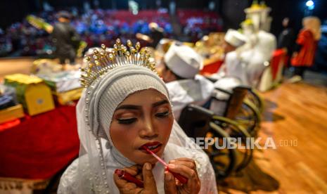 Petugas merias calon pengantin.