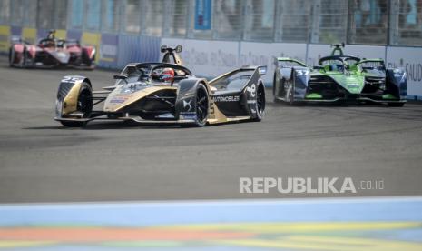 Pembalap tim DS Automobiles Formula E Team Techeetah Jean Eric Vergne (kiri) beradu cepat dengan pembalap tim Envision Racing Formula E Team Nick Cassidy (kanan) saat sesi latihan bebas (free practice) 2 Jakarta E-Prix 2022  di Sirkuit Jakarta International E-Prix Circuit (JIEC), Ancol, Jakarta Utara, DKI Jakarta, Sabtu (4/6/2022). Dalam sesi latihan bebas kedua tersebut pembalap tim DS Automobiles Formula E Team Techeetah Jean Eric Vergne mejadi pembalap tercepat dengan catatan waktu satu menit 7,594 detik. Foto: Republika/Abdan Syakura