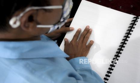 Siswa penyandang disabilitas netra membaca Alquran braille saat Pesantren Kilat Ramadhan di Pusat Pelayanan Sosial Griya Harapan Difabel Dinsos Jabar, Jalan Jend H Amir Machmud, Kota Cimahi, Rabu (13/4/2022). Pesantren Ramadhan yang diikuti oleh sedikitnya 80 siswa penyandang disabilitas tersebut dalam rangka mengisi waktu luang di bulan Ramadhan dengan memperdalam ilmu agama dengan membaca Alquran, ibadah, dan hafalan doa. Foto: Republika/Abdan Syakura