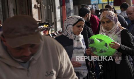 Wanita berbelanja dekorasi untuk bulan suci Ramadhan, di pasar tradisional al-Zawya di Kota Gaza, Kamis, 31 Maret 2022. 