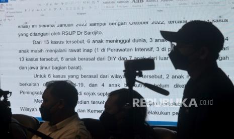 Jumlah kasus gagal ginjal anak ditampilkan saat konferensi pers terkait penyakit gagal ginjal akut pada anak di RSUP Sardjito, Yogyakarta, Rabu (19/10/2022). Kasus gangguan ginjal akut misterius yang menyerang anak-anak di DIY mencapai 13 kasus. Seluruh kasus tersebut ditangani di RSUP Dr Sardjito, Kabupaten Sleman. Hingga kini tiga kasus sembuh, enam kasus meninggal, dan empat kasus dalam perawatan intensif.