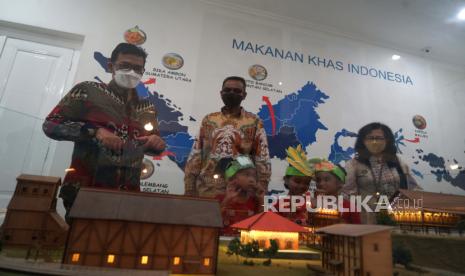 Sustainable Development Director Danone Indonesia Karyanto Wibowo (kiri) bersama PLH Kepala Dinas Kebudayaan Kota Yogyakarta Ratih Ekaningtyas (kanan) dan Director Danone Specialized Nutrition Indonesia Shahrul Nizam Abdullah (tengah) mengamati maket fasilitas saat peluncuran kembali PAUD Generasi Maju di Taman Pintar, Yogyakarta, Jumat (1/7/2022). Danone Indonesia bekerja sama dengan Pemerintah Yogyakarta meluncurkan kembali PAUD Generasi Maju di Taman Pintar yang menerapkan zona interactive learning sebagai sarana bermain dan belajar dalam mendukung pengembangan kecerdasan, pengetahuan, dan motorik bagi anak-anak usia dini pengunjung Taman Pintar. 